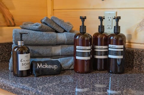 Papa Cabin Tiny Log Home Comfort In Rustic Bliss Cabin in Chattanooga