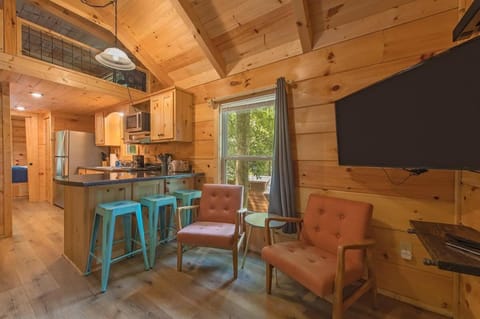 Papa Cabin Tiny Log Home Comfort In Rustic Bliss Cabin in Chattanooga