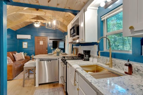 Pops Cabin Lookout Mountain Luxury Tiny Home Cabin in Chattanooga