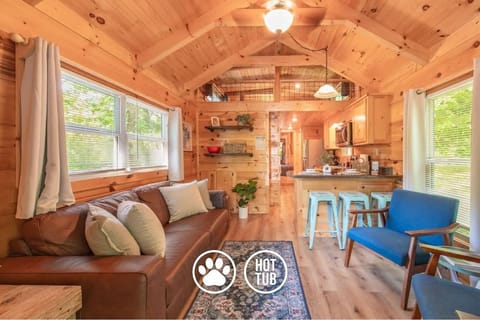 Ryon Tiny Home Cabin City-side Rustic Retreat Cabin in Chattanooga