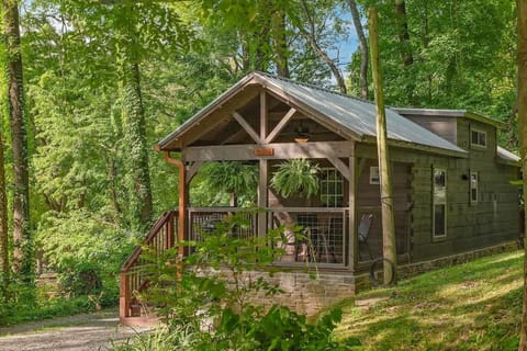 Ryon Tiny Home Cabin City-side Rustic Retreat Cabin in Chattanooga