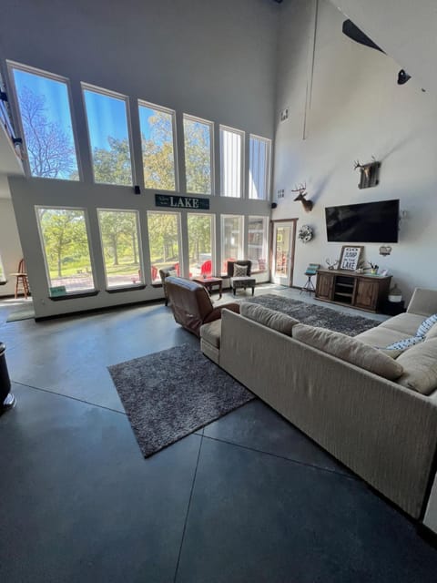 Lakefront-Private Dock-Lakeview-Sleeps 22 plus House in Eufaula