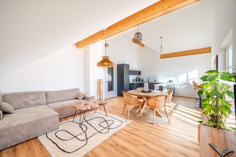 TV and multimedia, Kitchen or kitchenette, Living room, Seating area, Dining area