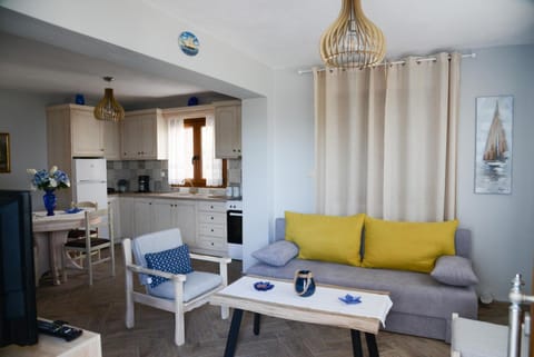 Kitchen or kitchenette, Living room, Seating area, Dining area