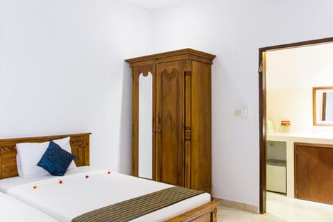 Bed, Living room, Photo of the whole room, Decorative detail, Decorative detail, Bedroom