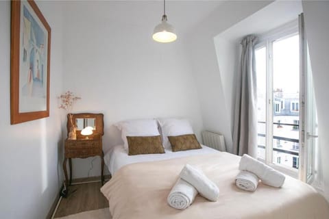 Spring, Bed, Night, Winter, Summer, TV and multimedia, Photo of the whole room, Decorative detail, Bedroom, Autumn, Seasons, Sunrise, Sunset, furniture, towels