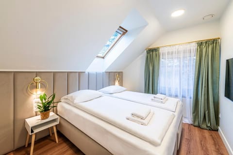 Bed, TV and multimedia, Photo of the whole room, Bedroom, towels, air conditioner