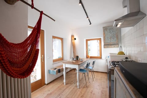 Kitchen or kitchenette, Dining area, stove