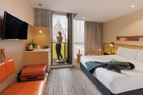 Bed, TV and multimedia, Seating area, Bedroom, City view