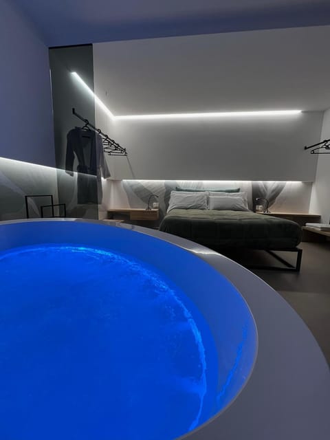 Bed, Hot Tub
