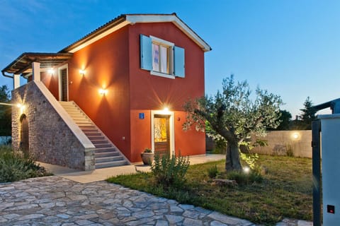 Property building, Facade/entrance, Garden, Garden view