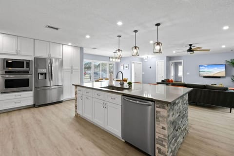 Kitchen or kitchenette, dishwasher, oven