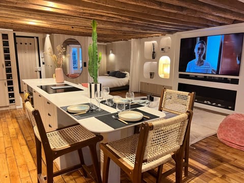 TV and multimedia, Living room, Seating area, Dining area
