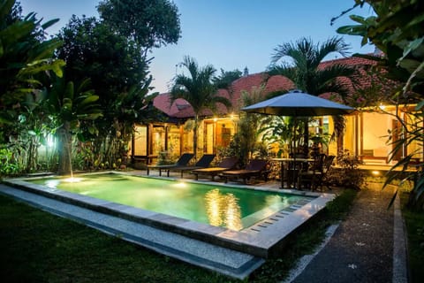 Property building, Patio, Night, Natural landscape, Garden, Garden, Garden view, Pool view, Swimming pool, Swimming pool, sunbed