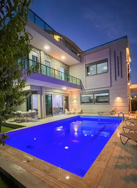 Property building, Patio, Night, Garden, Pool view, Swimming pool, Swimming pool, sunbed