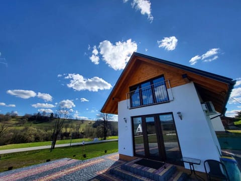 Property building, Spring, Day, Neighbourhood, Natural landscape, Street view, Location, Quiet street view