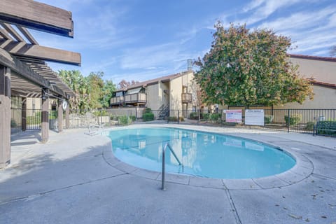 Cozy Fresno Condo with Balcony and Pool Access Apartment in Fresno