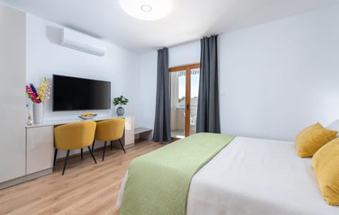 Bed, TV and multimedia, Living room, Photo of the whole room, Seating area, Evening entertainment, Bedroom, air conditioner