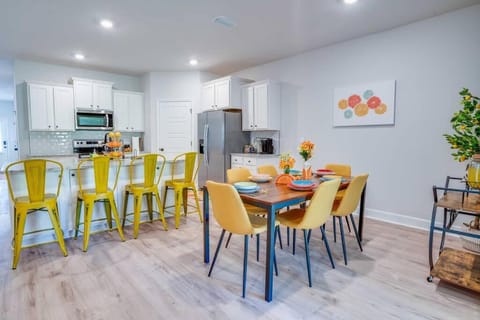 Kitchen or kitchenette, Dining area, oven, stove