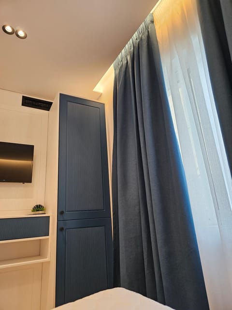 wardrobe, air conditioner