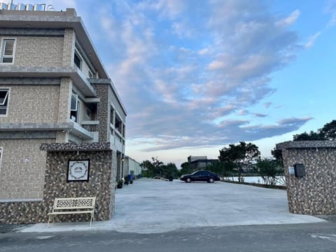 Property building, Facade/entrance, Day, Neighbourhood, Street view, Location, Parking