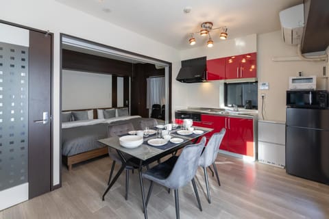 Kitchen or kitchenette, Dining area, minibar, stove