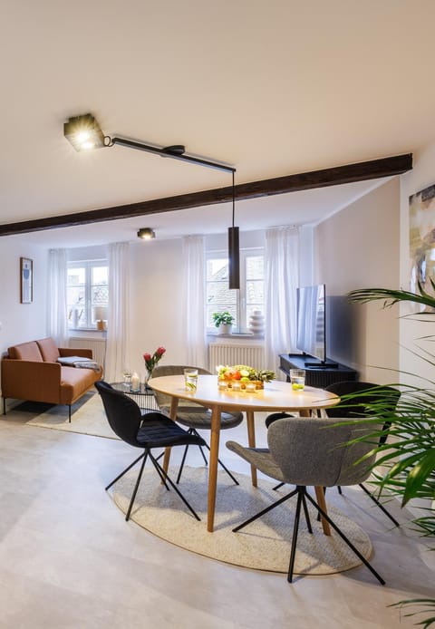 TV and multimedia, Living room, Food and drinks, Seating area, Dining area, Food