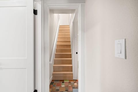 Downtown Lodi l Renovated l 5 Bedrooms l Sleeps 10 House in Lodi