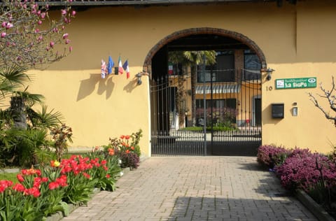 Facade/entrance, Spring