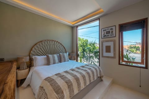Casa Galicia - Spacious Central 7BR Villa, Pool & Sunset Rooftop Villa in North Kuta