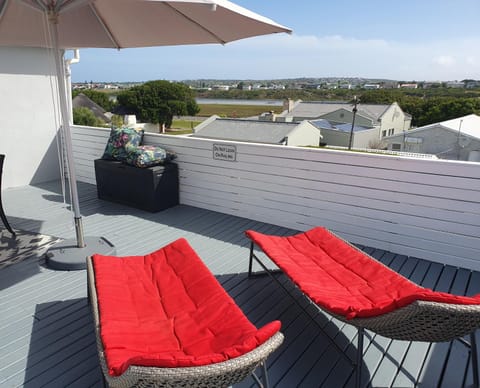 View (from property/room), Balcony/Terrace, sunbed