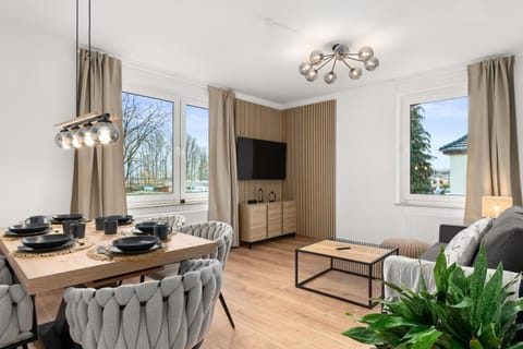 Communal lounge/ TV room, TV and multimedia, Living room, Seating area, Dining area, Evening entertainment