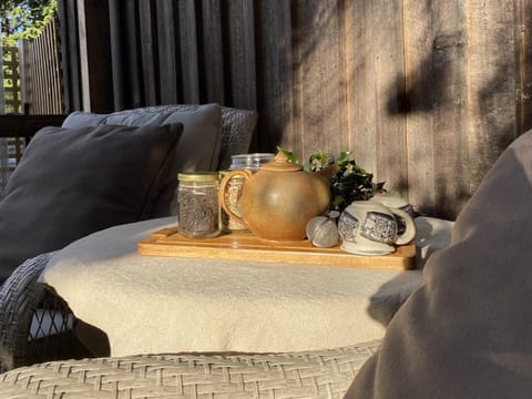 Holly Tree Hut Tiny Stay Plus Breakfast House in South Bruny