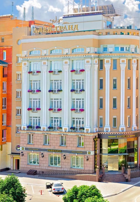 Facade/entrance, Day, Street view, Street view