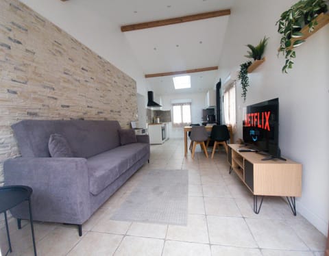 Communal lounge/ TV room, Bed, TV and multimedia, Living room, Seating area, Dining area