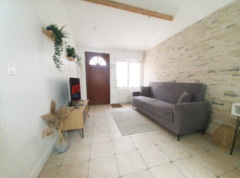 Bed, TV and multimedia, Living room, Seating area