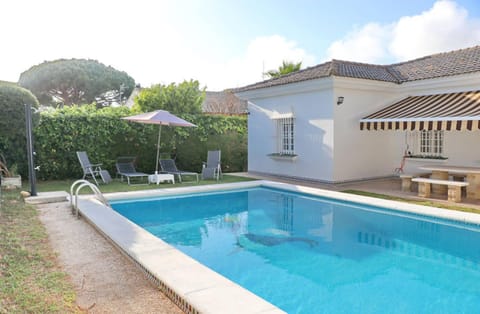 Swimming pool, sunbed
