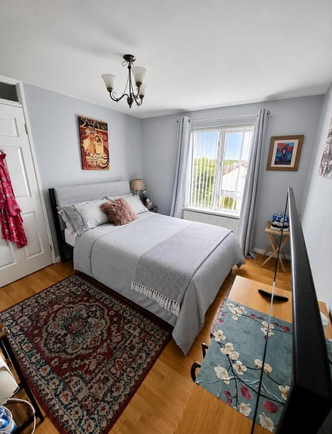 Coffee/tea facilities, Bedroom, Mountain view