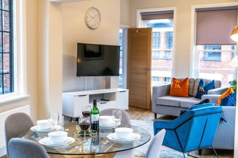 TV and multimedia, Living room, Seating area, Dining area