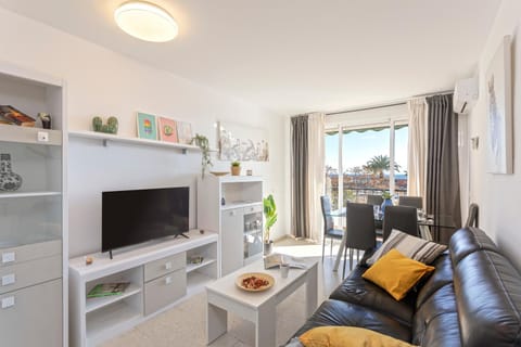 TV and multimedia, Living room, Sea view, air conditioner
