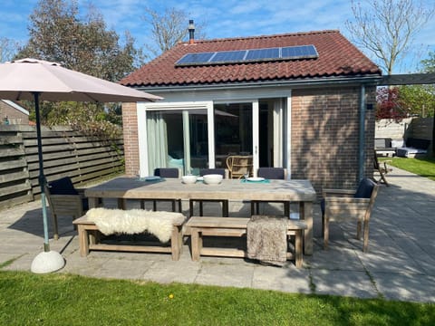 Property building, Day, Garden, Dining area, Garden view