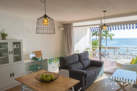 Day, Summer, Balcony/Terrace, Living room, Photo of the whole room, Dining area, Beach, On site, Sea view, Sea view