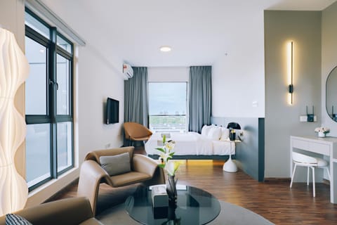 TV and multimedia, Photo of the whole room, Seating area, Bedroom