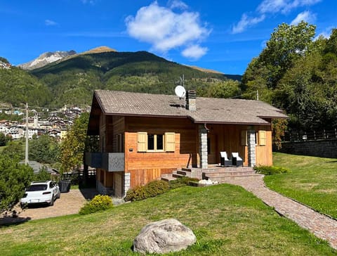 Property building, Summer, Garden, Parking