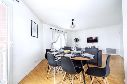 TV and multimedia, Living room, Seating area, Dining area