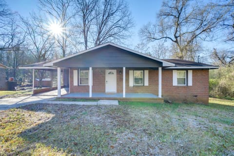 Lovely Forsyth Home about 2 Mi to Tift College! House in Forsyth