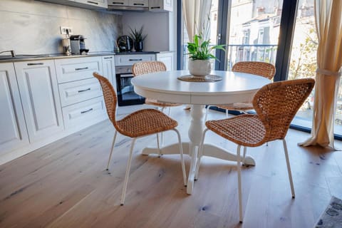 Coffee/tea facilities, Balcony/Terrace, Balcony/Terrace, Kitchen or kitchenette, Living room, Seating area, Dining area, pet friendly, stove