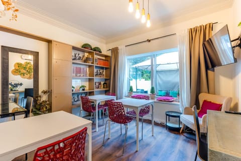TV and multimedia, Living room, Seating area, Dining area