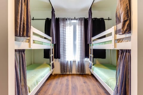 Bedroom, bunk bed