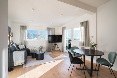 TV and multimedia, Living room, Seating area, Dining area, Evening entertainment